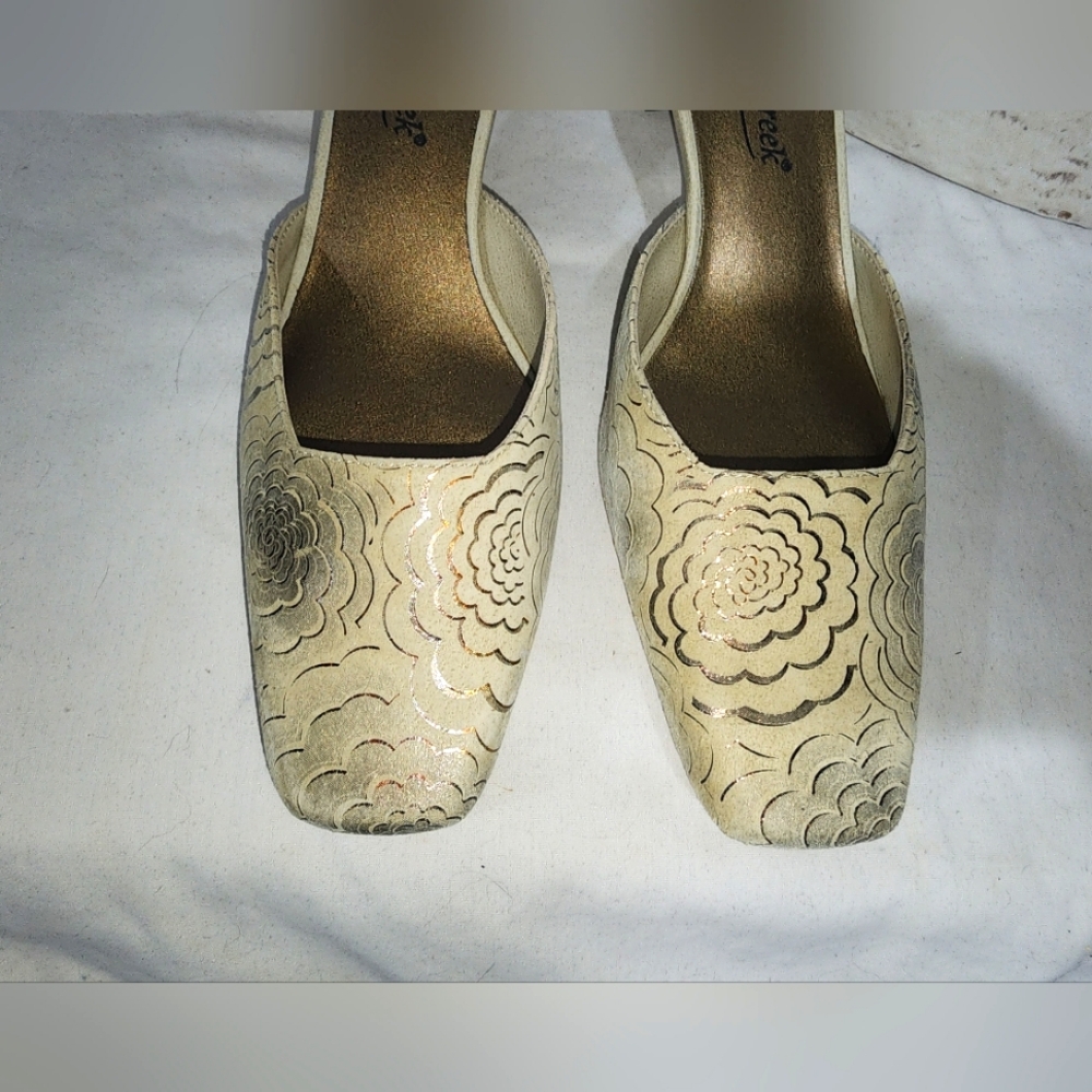 Coldwater Creek Short Heel Leather Slide Slip-on Sandal Sz 7 M Gold Flower Tan